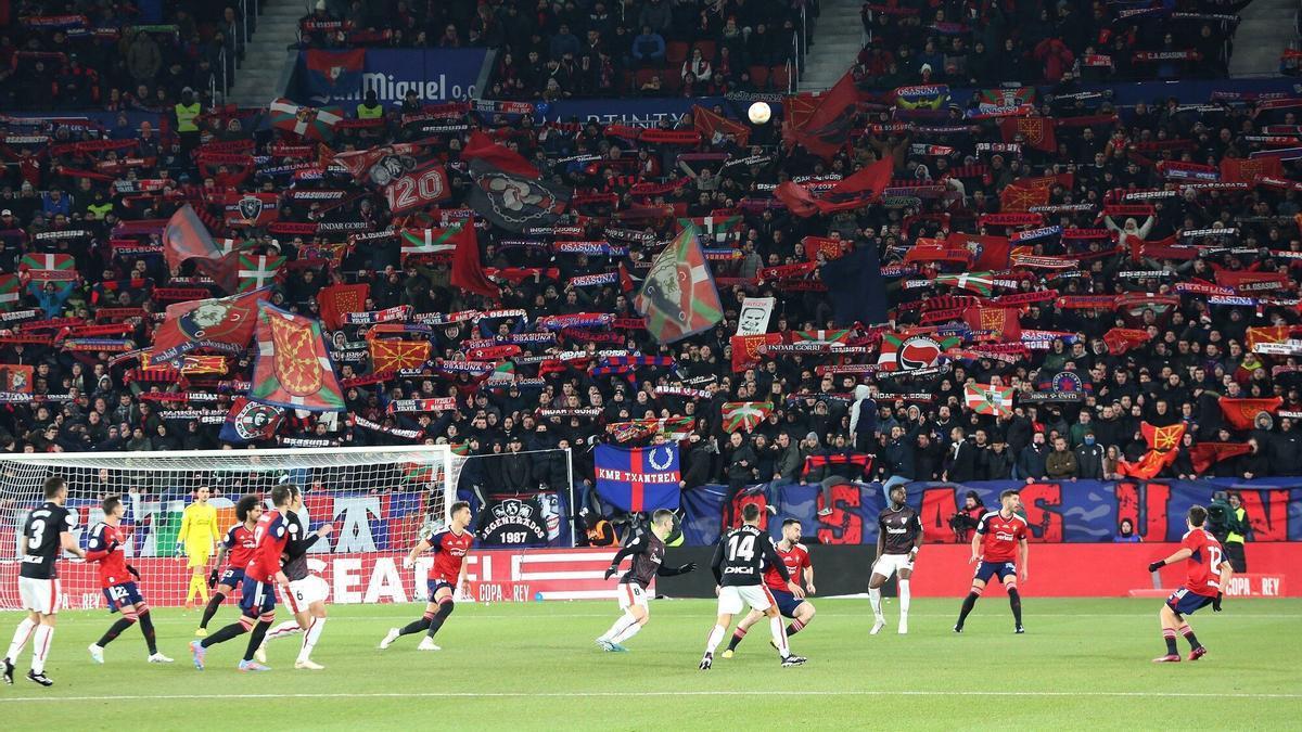 Graderío Sur, con las bufandas extendidas en el partido entre Osasuna y Athletic en El Sadar.