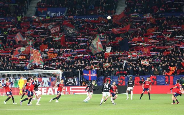 Graderío Sur, con las bufandas extendidas en el partido entre Osasuna y Athletic en El Sadar. Graderío Sur, con las bufandas extendidas en el partido entre Osasuna y Athletic en El Sadar.