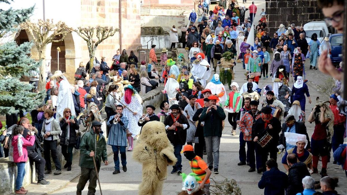 El buen tiempo atrajo a mucha gente a Arizkun, a disfrutar de una jornada en la que el hartza fue uno de los grandes protagonistas.