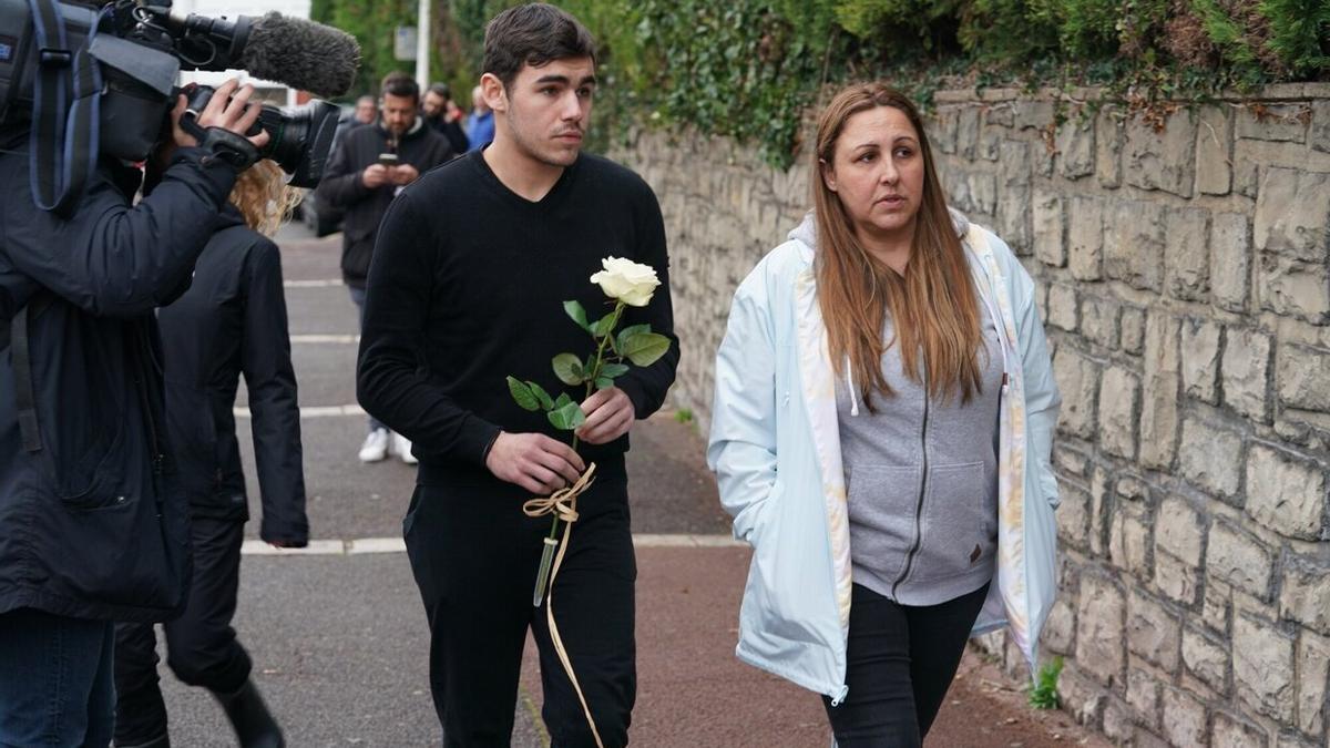 Algunos jóvenes de la escuela se han acercado a dejar flores en recuerdo de la profesora fallecida.