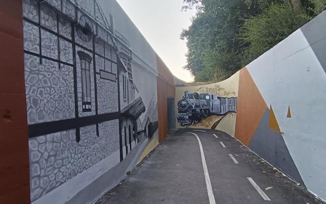 El acceso al túnel, llegando desde Eskoriatza, con la la antigua estación de Aretxabaleta y el tren.