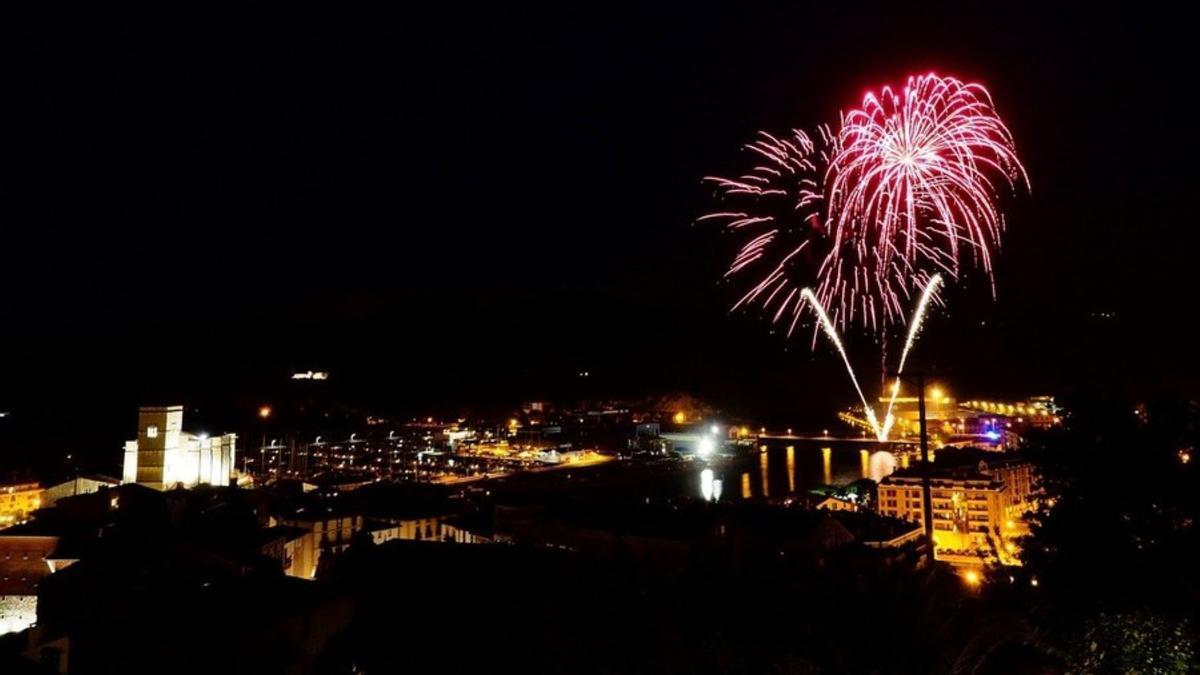 Fuegos artificiales en unas fiestas de San Pedro en Zumaia.