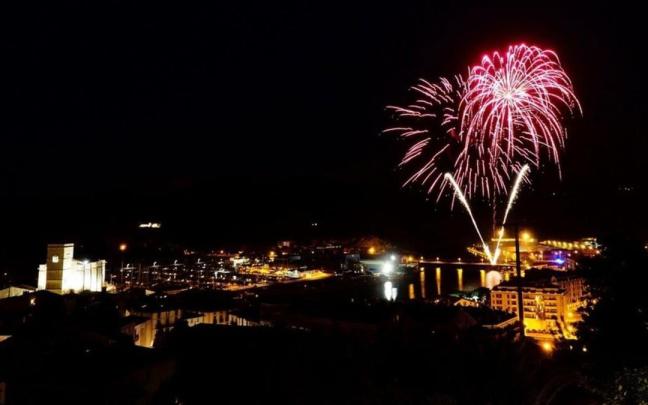Fuegos artificiales en unas fiestas de San Pedro en Zumaia.