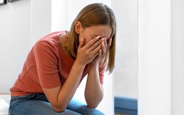 Una mujer sufre un episodio de ansiedad.