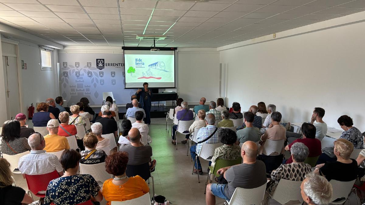 La alcaldesa explica el proyecto a la ciudadanía