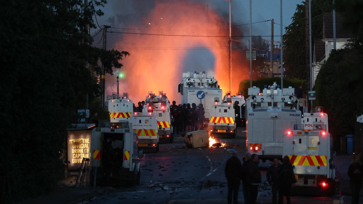 En imágenes: Segunda noche de violencia en Irlanda del Norte: disturbios y ataques a migrantes tras un apuñalamiento en Belfast