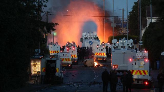 En imágenes: Segunda noche de violencia en Irlanda del Norte: disturbios y ataques a migrantes tras un apuñalamiento en Belfast