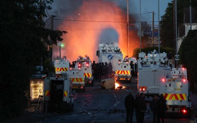 En imágenes: Segunda noche de violencia en Irlanda del Norte: disturbios y ataques a migrantes tras un apuñalamiento en Belfast