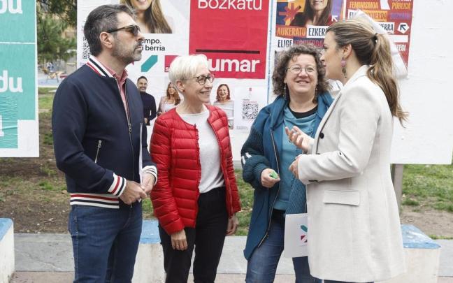 Andeka Larrea y Alba García, ayer en Donostia.