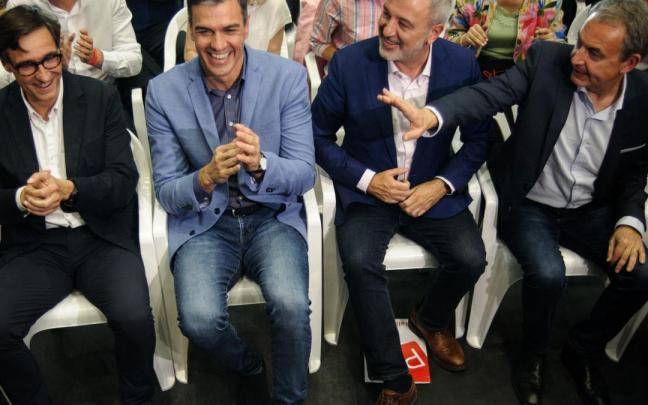 El primer secretario del PSC, Salvador Illa, el secretario general del PSOE y presidente del Gobierno, Pedro Sánchez, el candidato del PSC a la Alcaldía de Barcelona, Jaume Collboni, y el expresidente del Gobierno, José Luis Rodríguez