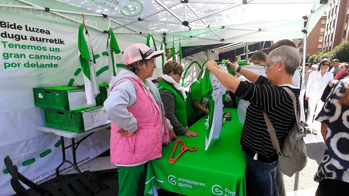 Mujeres de la asociación Aurreraka de Amurrio en el stand de inscripciones a la Marcha contra el cáncer del año pasado