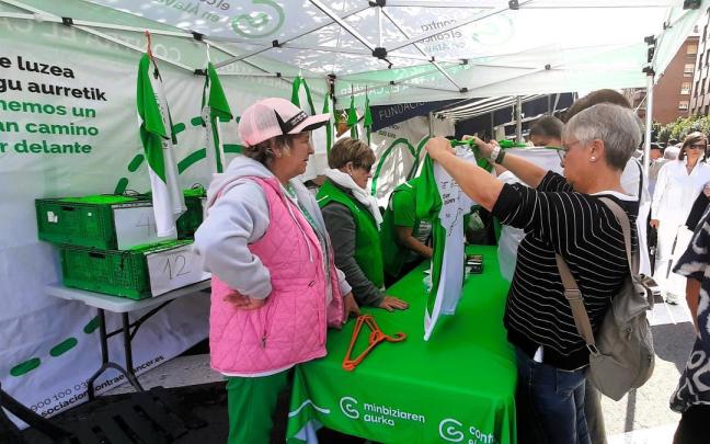 Mujeres de la asociación Aurreraka de Amurrio en el stand de inscripciones a la Marcha contra el cáncer del año pasado