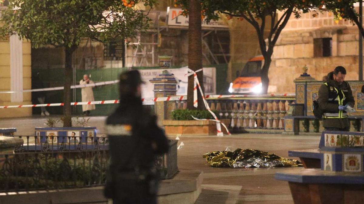 Policías junto al cadáver del sacristán asesinado en Algeciras.
