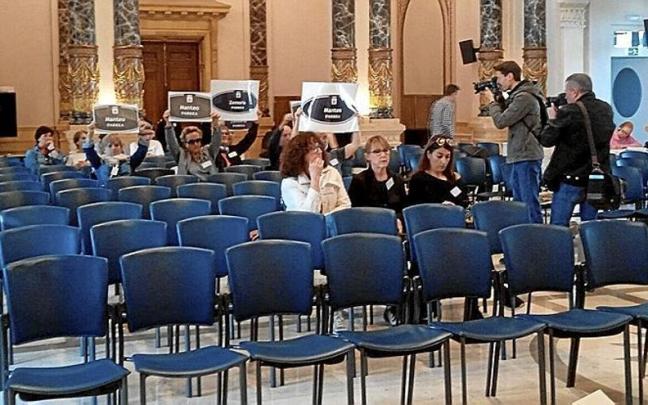 Con carteles, vecinos de Gros contrarios al proyecto de GOe. | FOTO: N.G.