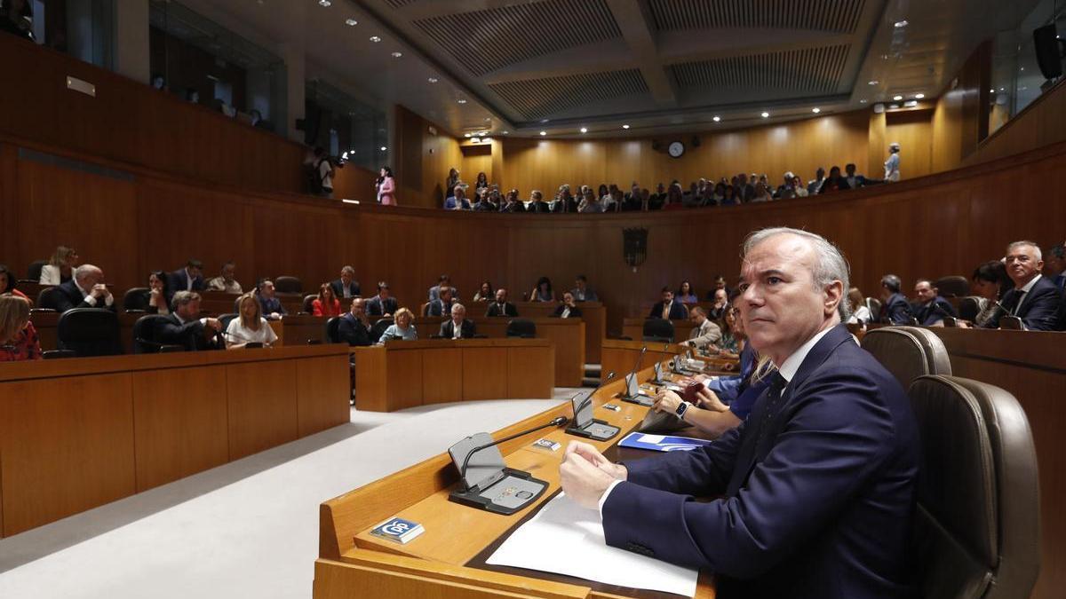 El candidato del PP a la Presidencia de Aragón, Jorge Azcón, antes de su discurso de investidura.