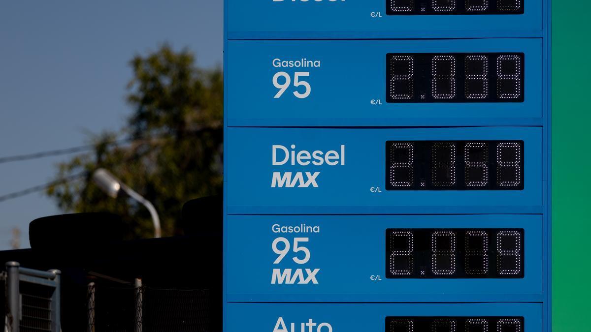Cartel con los precios en una gasolinera