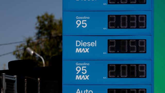 Cartel con los precios en una gasolinera