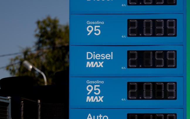 Cartel con los precios en una gasolinera