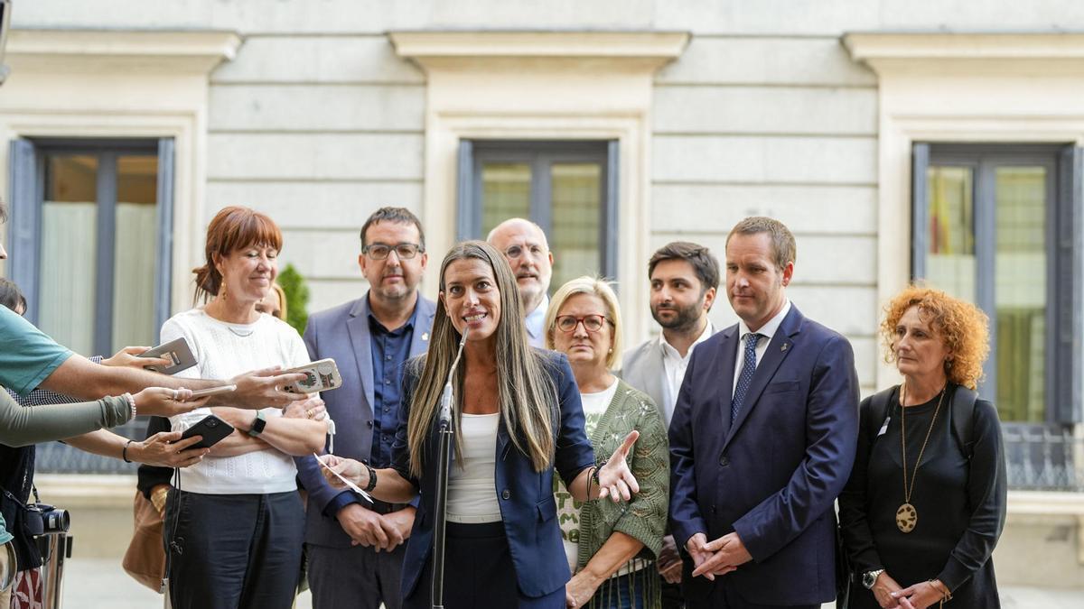 La diputada de Junts, Míriam Nogueras, ofrece una rueda de prensa a la entrada del Congreso.