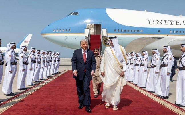 El presidente de Estados Unidos, Donald Trump, a su llegada a Qatar / QATAR NEWS AGENCY HANDOUT El presidente de Estados Unidos, Donald Trump, a su llegada a Qatar