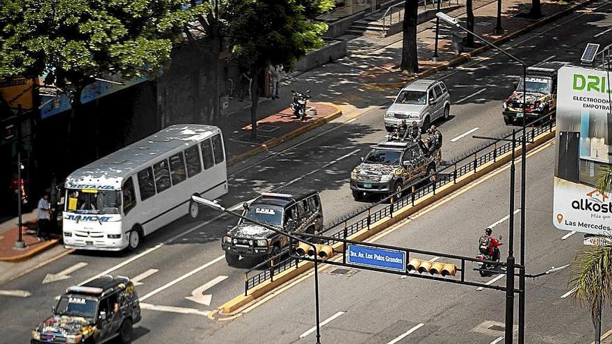 Agentes de la Policía venezolana recorren las calles de Caracas durante el apagón.