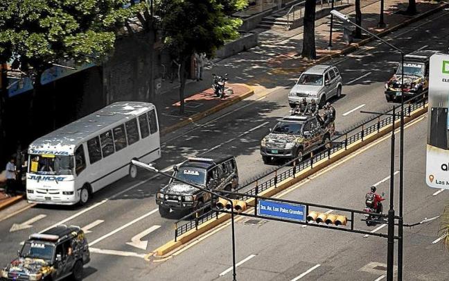 Agentes de la Policía venezolana recorren las calles de Caracas durante el apagón.