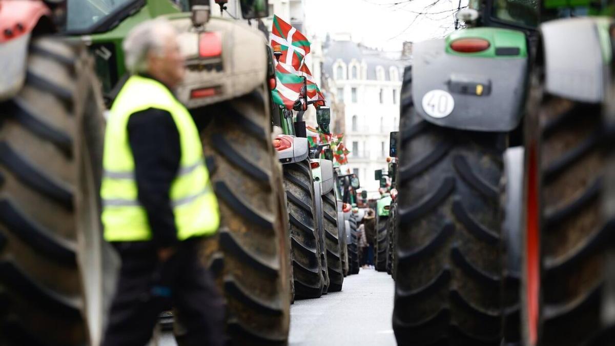 Agricultores protestan ante la diputación de Gipuzkoa.