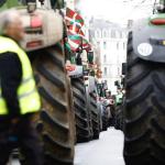 Agricultores protestan ante la diputación de Gipuzkoa.