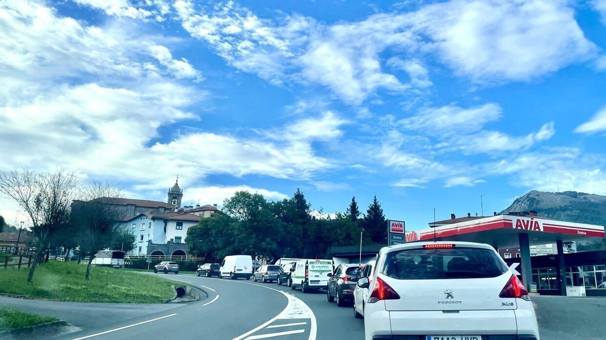 Colas de coches en la carretera de Zestoa por un accidente anterior