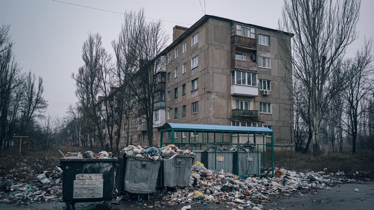 Foto de archivo de una calle vacía en la ciudad de Bajmut, Ucrania.