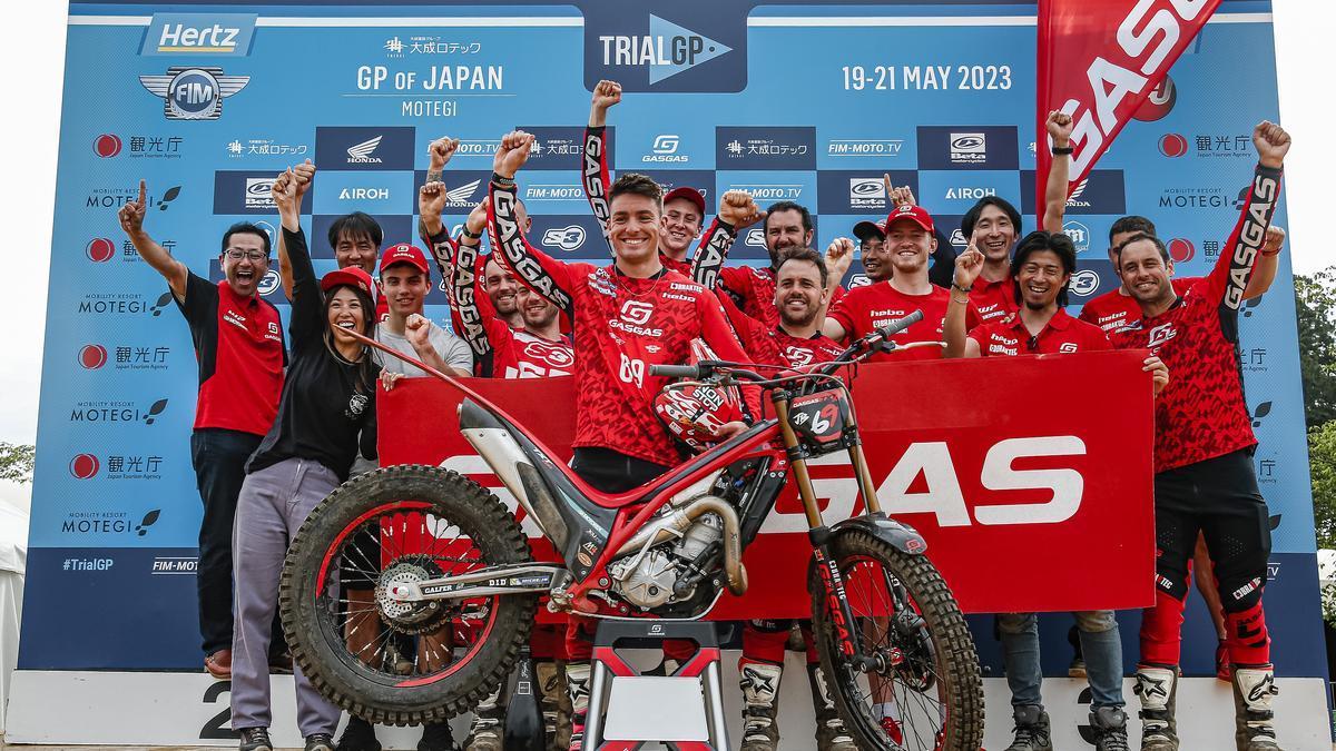 Jaime Busto celebra junto su equipo de GASGAS Factory Racing la obtención del liderato en el Mundial de trial.