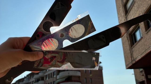 Gafas para ver el eclipse solar que se regalarán en Beasain.