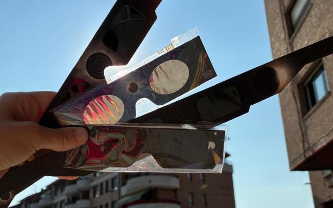 Gafas para ver el eclipse solar que se regalarán en Beasain.