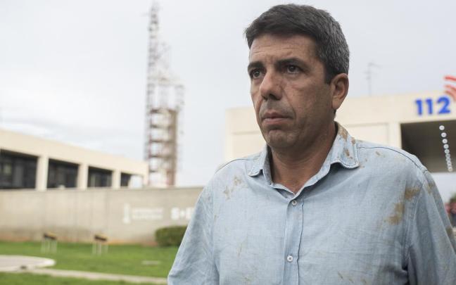 El presidente de la Generalitat valenciana, Carlos Mazón, durante su visita al centro del 112.