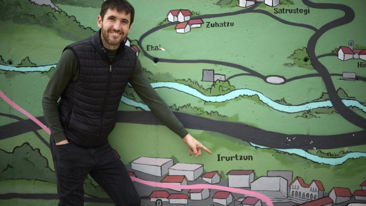 Martil, junto a uno de los murales que lucen en la plaza del Ayuntamiento de Irurtzun, su pueblo.