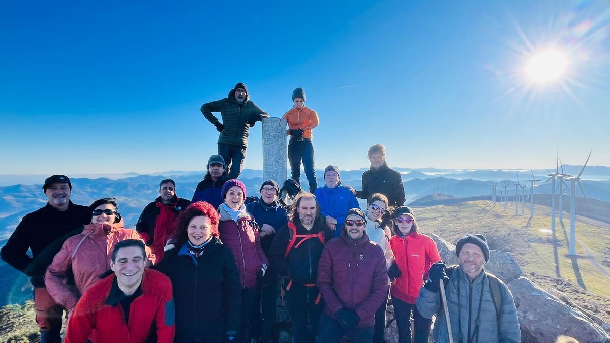 Tradicional subida del club de montaña al monte Oiz para despedir el año
