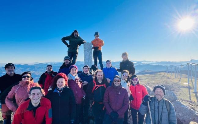Tradicional subida del club de montaña al monte Oiz para despedir el año