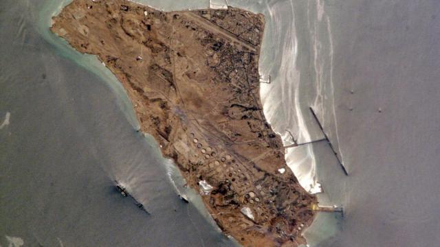 Vista desde el espacio de la principal terminal de exportación de petróleo iraní, situada en la isla de Jarg, en el Golfo Pérsico.