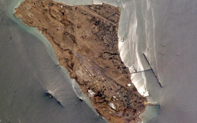 Vista desde el espacio de la principal terminal de exportación de petróleo iraní, situada en la isla de Jarg, en el Golfo Pérsico.