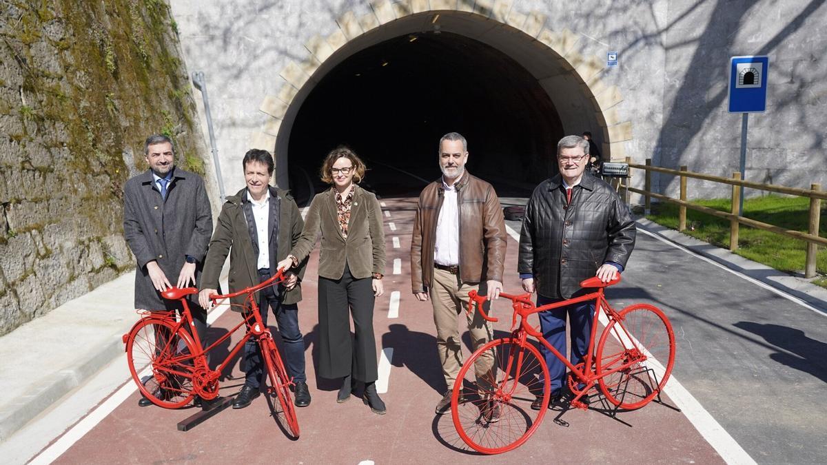 La Diputada General de Bizkaia y los alcaldes de Basauri, Bilbao y Etxebarri han inaugurado el nuevo bidegorri