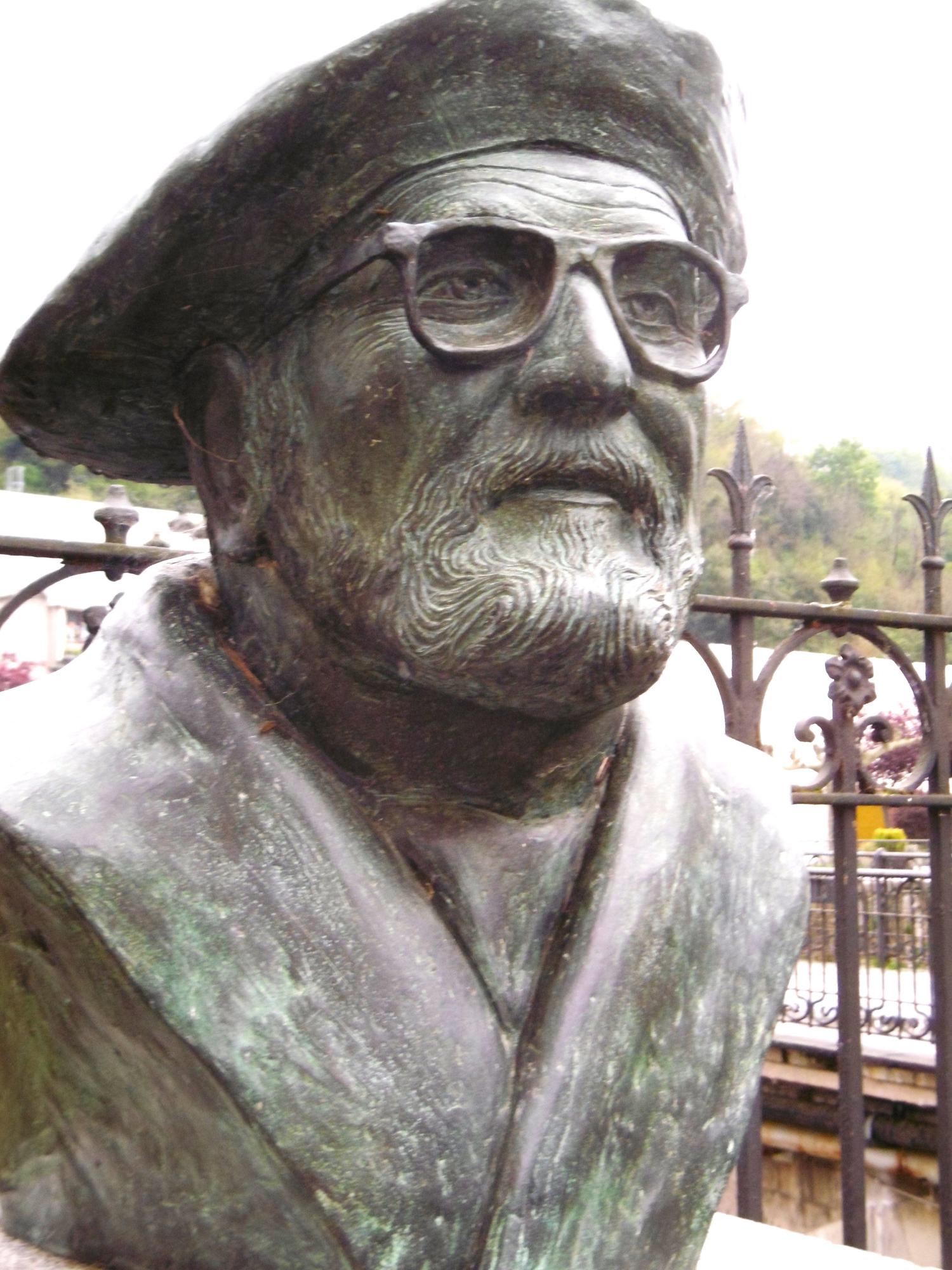 Busto con el rostro de León Felipe.