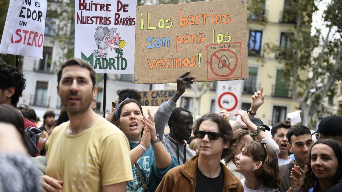 Varias personas durante una manifestación para denunciar el precio de los alquileres.