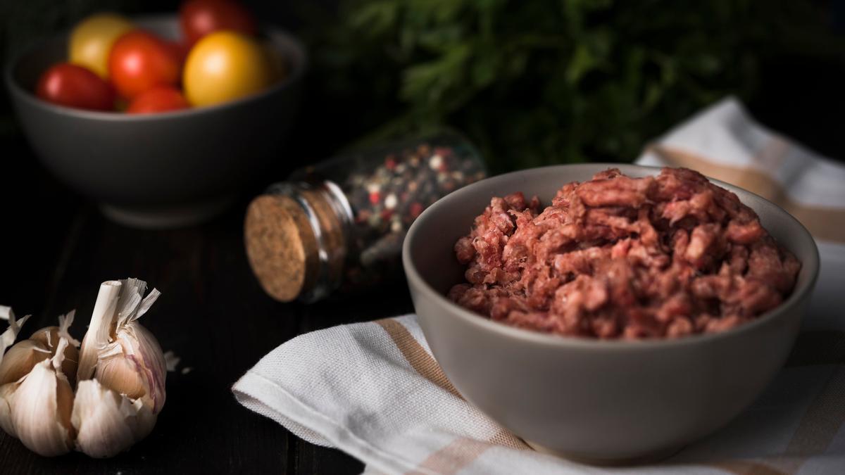 Carne adobada en un bol.