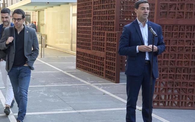 El portavoz de EH Bildu en el Parlamento Vasco, Pello Otxandiano, con Ikoitz Arrese, pasa ante el lehendakari Pradales en el Parlamento Vasco / Efe El portavoz de EH Bildu en el Parlamento Vasco, Pello Otxandiano, con Ikoitz Arrese, pasa ante el lehendakari Pradales en el Parlamento Vasco