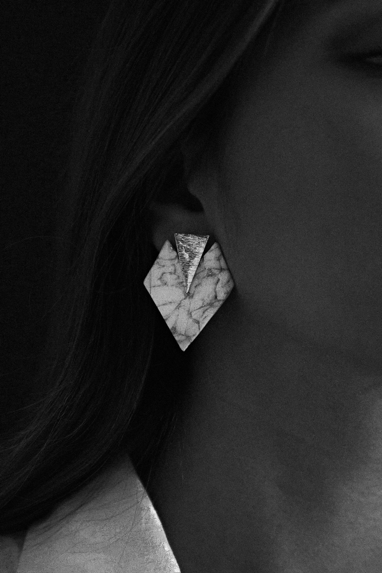 Sus productos son pendientes, pulseras y anillos.