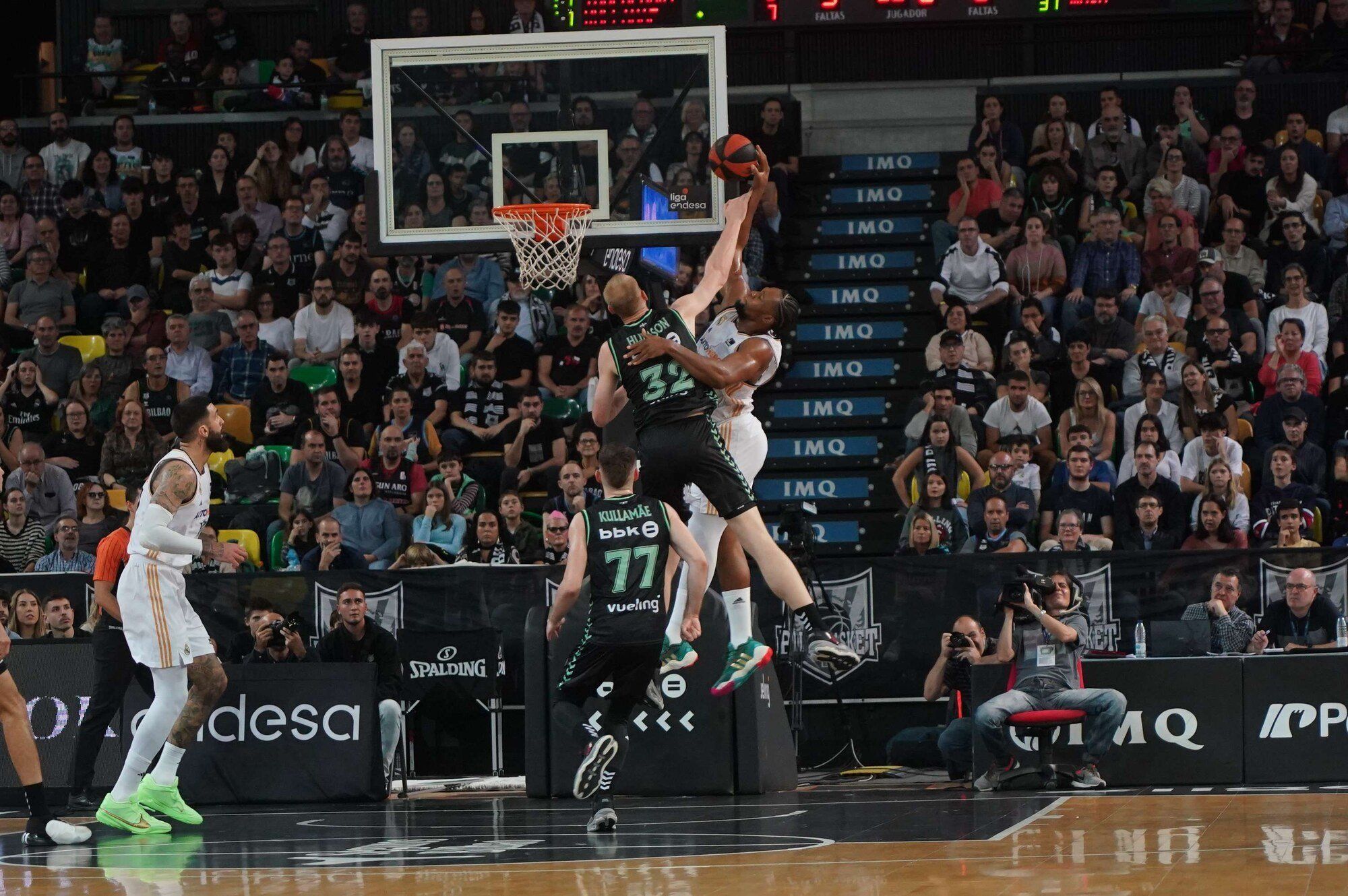 Hlinasson taponando un intento rival en el último Bilbao Basket-Real Madrid. / PABLO VIÑAS