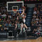 Hlinasson taponando un intento rival en el último Bilbao Basket-Real Madrid. / PABLO VIÑAS