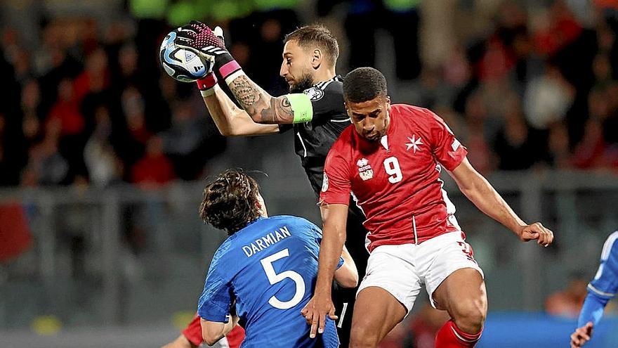 Donarumma se hace con un balón en el encuentro que Italia disputó ante Malta. | FOTO: EFE