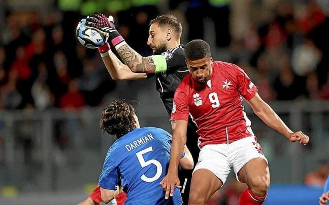 Donarumma se hace con un balón en el encuentro que Italia disputó ante Malta. | FOTO: EFE Donarumma se hace con un balón en el encuentro que Italia disputó ante Malta. | FOTO: EFE