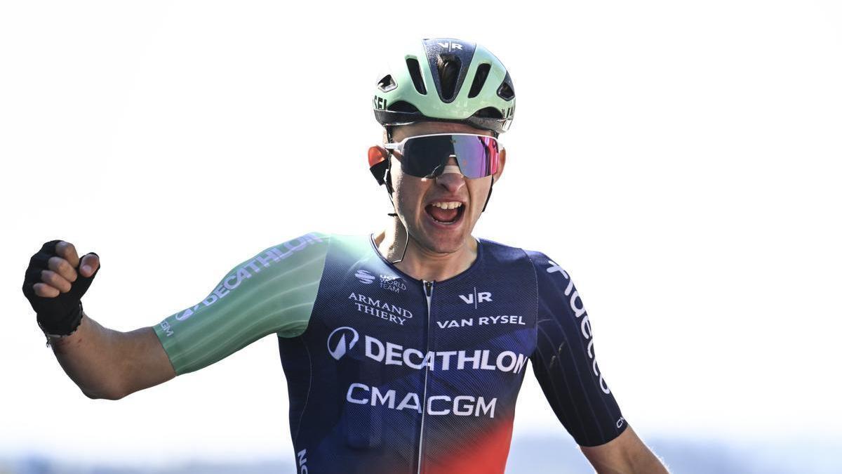 Paul Seixas festeja su conquista de la Flecha Valona.